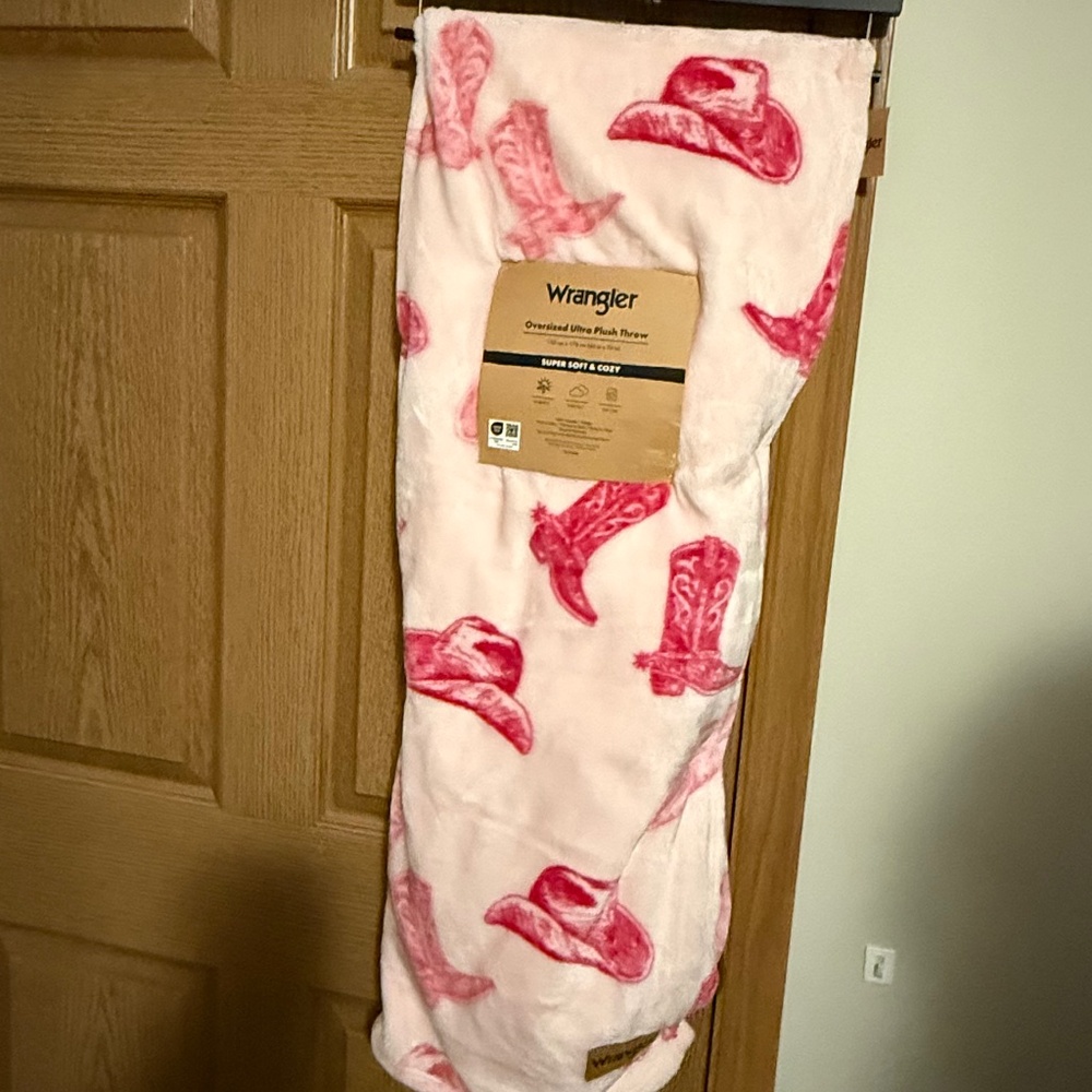 Wrangler Oversized ‎ 60" x 70" Pink Throw Blanket Cowboy Boot and Hat NWT